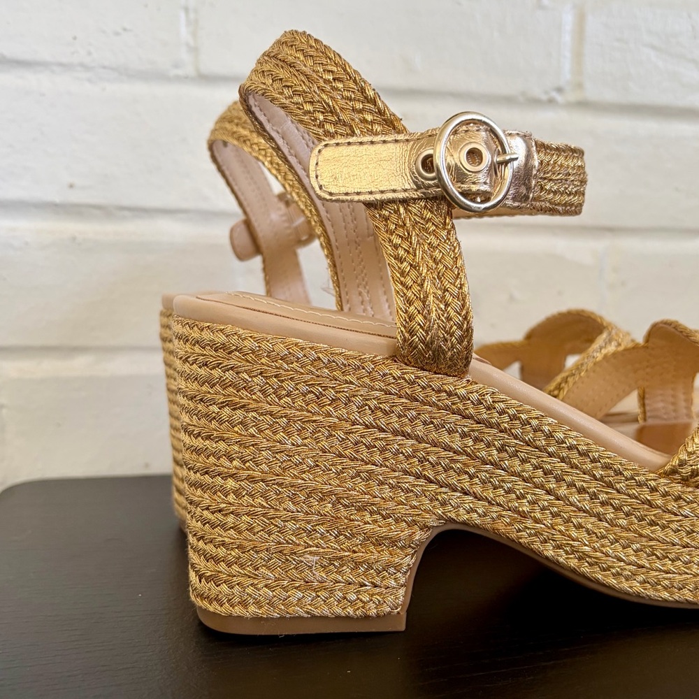 Bandolino Sabinna Platform Wedge in Gold, SZ 8.5 NWOB - Picture 6 of 11
